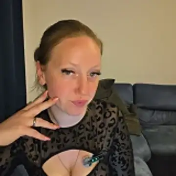 Snapshot of SweetGermanAlina chatting on May 6, 10:15 pm SweetGermanAlina online show from May 6, 10:15 pm