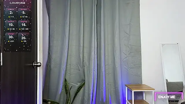 Snapshot of megangil_ chatting on May 28, 8:44 am megangil online show from May 28, 8:44 am
