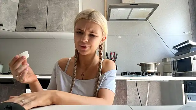 Britney Calverhends online show from May 22, 7:04 am