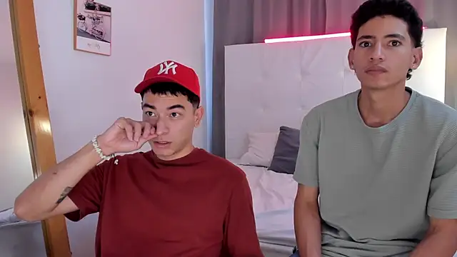 Snapshot of Alejo-and-Thiago chatting on May 6, 12:32 pm Alejo-and-Thiago online show from May 6, 12:32 pm