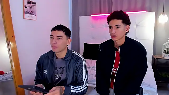 Snapshot of Alejo-and-Thiago chatting on May 7, 12:32 pm Alejo-and-Thiago online show from May 7, 12:32 pm