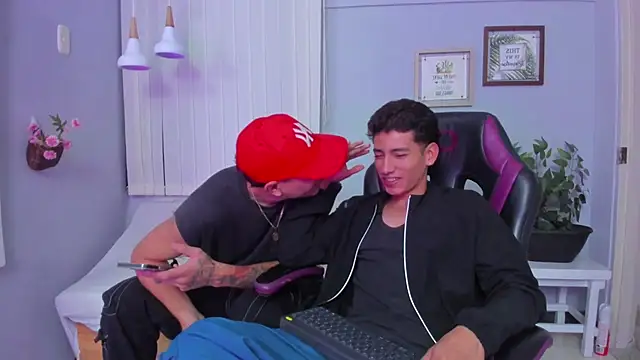 Snapshot of Alejo-and-Thiago chatting on May 31, 2:35 pm Alejo-and-Thiago online show from May 31, 2:35 pm