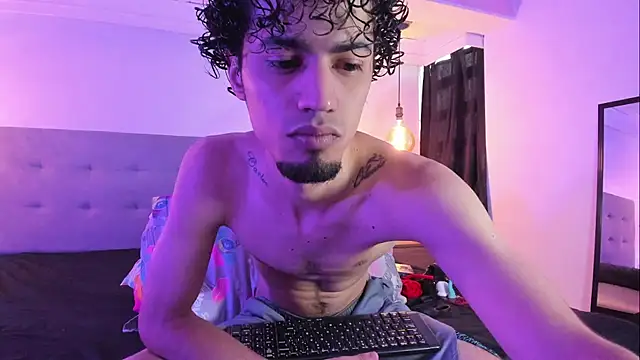 Snapshot of MichaelEvanss_ chatting on May 18, 1:17 pm MichaelEvanss online show from May 18, 1:17 pm