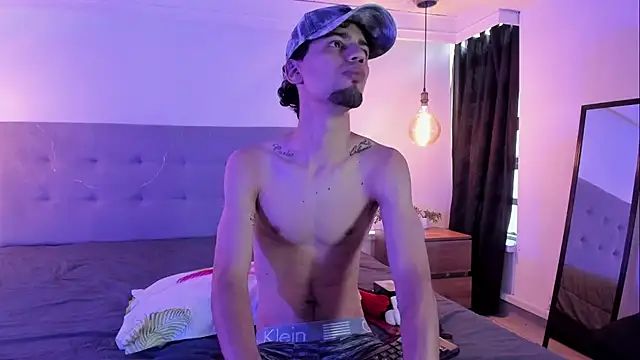 Snapshot of MichaelEvanss_ chatting on May 22, 12:44 pm MichaelEvanss online show from May 22, 12:44 pm