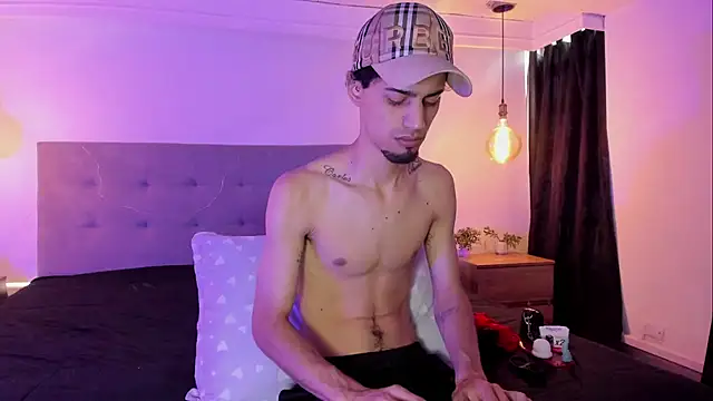 Snapshot of MichaelEvanss_ chatting on May 24, 12:43 pm MichaelEvanss online show from May 24, 12:43 pm