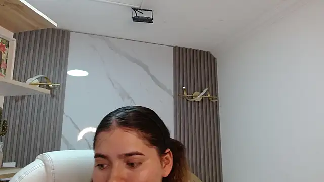 Snapshot of Laurha_ chatting on May 19, 7:42 pm Laurha online show from May 19, 7:42 pm