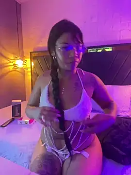 naomifox  online show from May 3, 2:28 am
