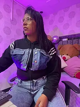 naomifox  online show from May 17, 4:10 am