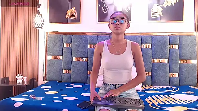 Mia konor06 online show from May 15, 10:55 am