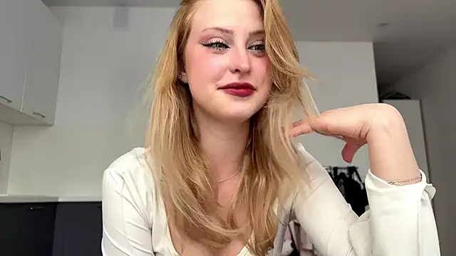 Snapshot of MiaCutes chatting on May 9, 1:16 pm MiaCutes online show from May 9, 1:16 pm