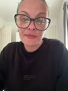 Snapshot of adria93adr chatting on May 4, 1:40 pm adria93adr online show from May 4, 1:40 pm