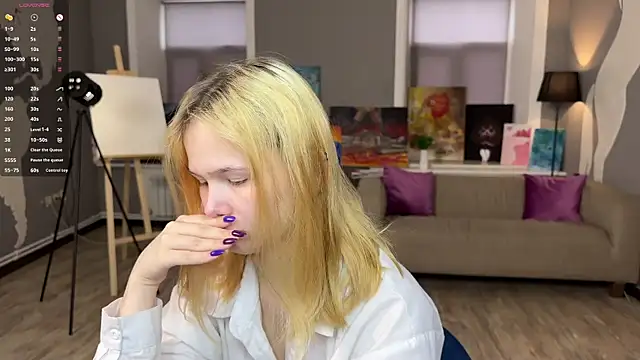 MoonF0xy online show from May 11, 1:28 pm