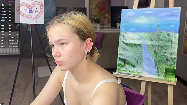 MoonF0xy online show from May 25, 11:49 am