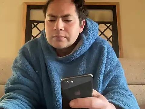 Snapshot of alecsgzz chatting on July 7, 2:32 pm alecsgzz online show from July 7, 2:32 pm