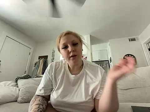 Snapshot of blonde__baby chatting on May 14, 5:53 pm blonde baby online show from May 14, 5:53 pm