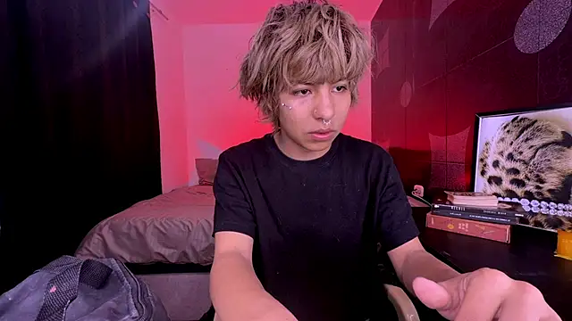 Aronn 44 online show from May 24, 5:40 pm