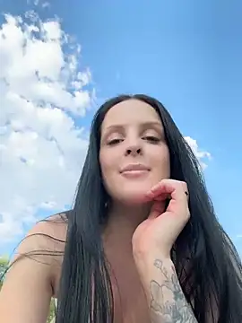 Evaryn online show from May 18, 1:17 pm