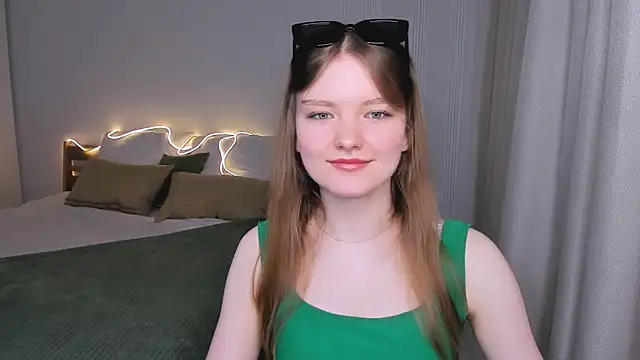 Snapshot of LookEva chatting on May 16, 4:31 am LookEva online show from May 16, 4:31 am