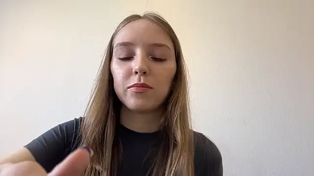 QueenBalensiefen online show from May 8, 8:19 am