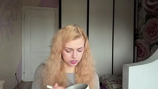 ScarlettRosy online show from May 18, 3:46 am