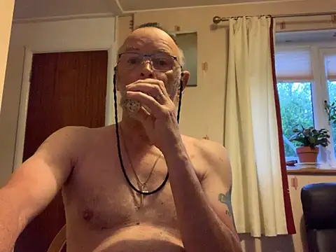 Snapshot of Moonraker64 chatting on May 4, 5:03 am Moonraker64 online show from May 4, 5:03 am