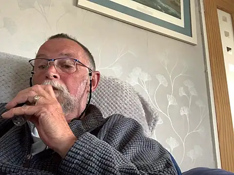 Snapshot of Moonraker64 chatting on May 4, 5:09 pm Moonraker64 online show from May 4, 5:09 pm