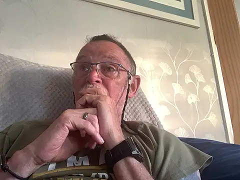 Snapshot of Moonraker64 chatting on May 29, 7:01 pm Moonraker64 online show from May 29, 7:01 pm