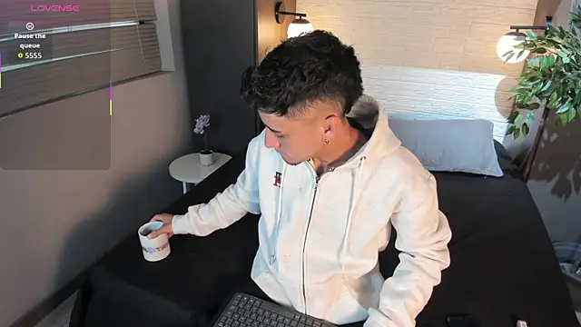 Snapshot of Spencerwhite_ chatting on July 3, 8:15 pm Spencerwhite online show from July 3, 8:15 pm