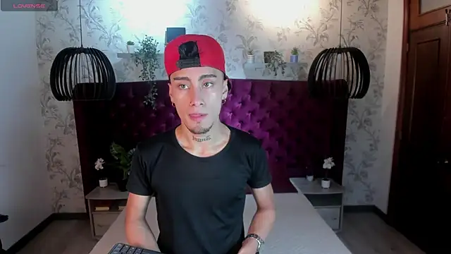 Snapshot of Spencerwhite_ chatting on July 6, 8:44 pm Spencerwhite online show from July 6, 8:44 pm