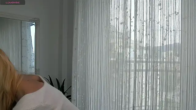 Snapshot of Belle_Blondy chatting on May 16, 10:47 am Belle Blondy online show from May 16, 10:47 am