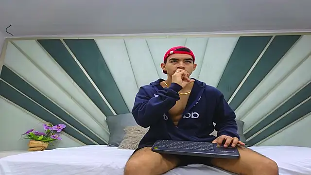 Snapshot of Sebastian_Vega chatting on May 11, 11:13 pm Sebastian Vega online show from May 11, 11:13 pm