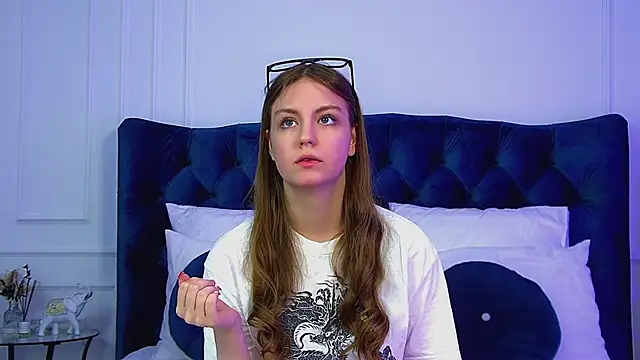 SofiaSarvains online show from May 17, 6:22 am