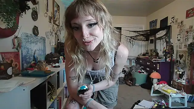 Snapshot of PixieLovely chatting on July 3, 2:07 am PixieLovely online show from July 3, 2:07 am