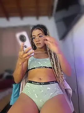 Alondra1810 online show from May 18, 5:52 pm