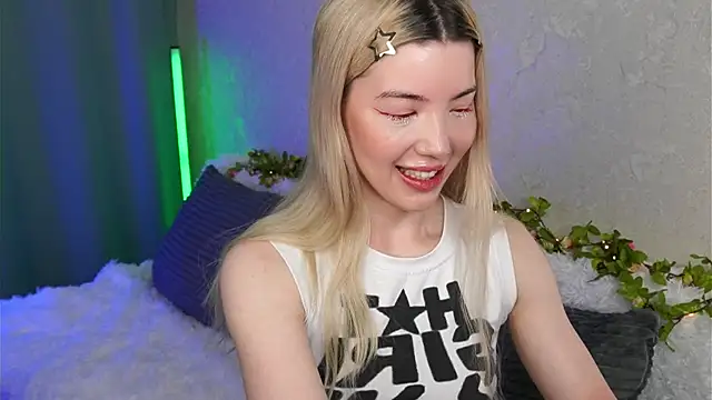 LindaThackerr online show from May 15, 4:19 am