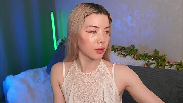 LindaThackerr online show from May 18, 4:18 am