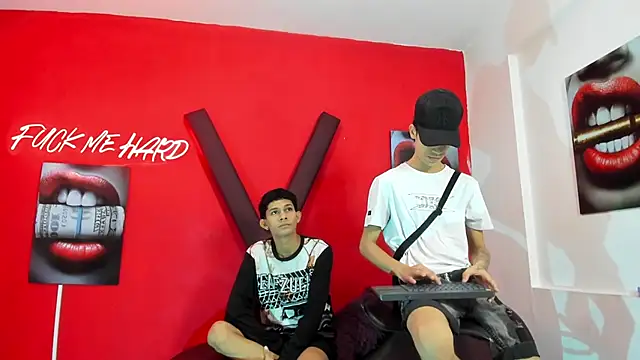 Snapshot of TWINKS_BOYSX chatting on May 18, 1:28 pm TWINKS BOYSX online show from May 18, 1:28 pm