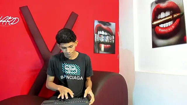 Snapshot of TWINKS_BOYSX chatting on May 23, 1:37 pm TWINKS BOYSX online show from May 23, 1:37 pm