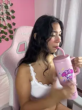 Snapshot of melody_flowers18 chatting on May 11, 2:50 am melody flowers18 online show from May 11, 2:50 am