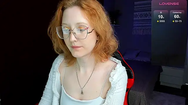 Snapshot of LunaTerry chatting on June 1, 8:27 am LunaTerry online show from June 1, 8:27 am