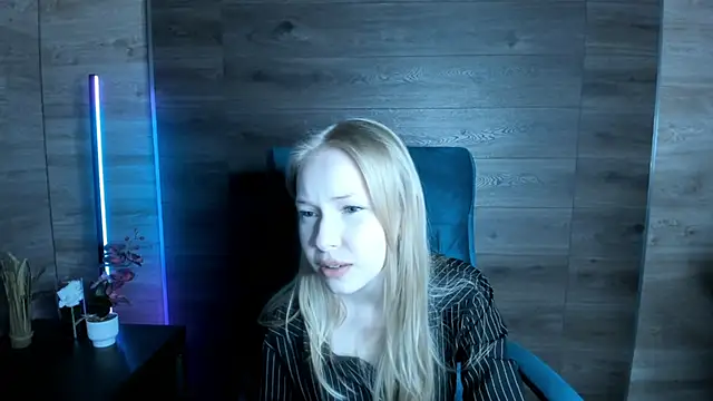 Snapshot of LovvieLov chatting on May 5, 4:48 pm LovvieLov online show from May 5, 4:48 pm