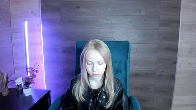 Snapshot of LovvieLov chatting on May 6, 9:03 am LovvieLov online show from May 6, 9:03 am