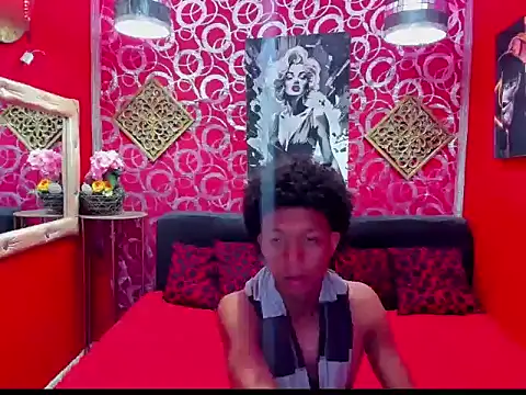 Snapshot of skinny20boy chatting on July 10, 11:40 pm skinny20boy online show from July 10, 11:40 pm