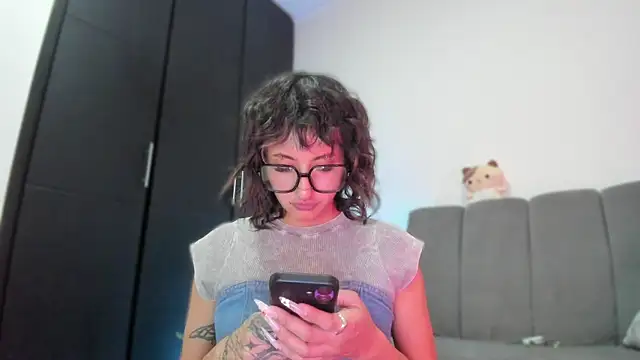 Snapshot of vandalovee_ chatting on May 27, 1:57 am vandalovee online show from May 27, 1:57 am