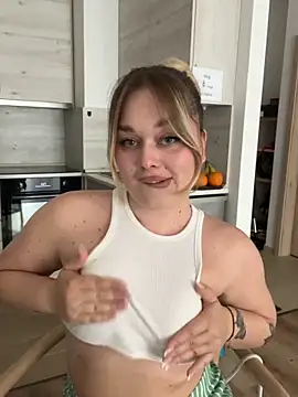 Snapshot of lilixcake chatting on May 17, 1:29 pm lilixcake online show from May 17, 1:29 pm