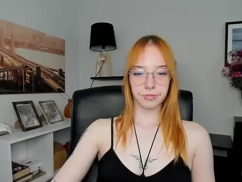 Snapshot of foxSonya chatting on June 1, 5:53 am foxSonya online show from June 1, 5:53 am