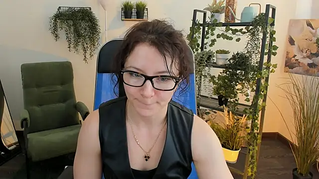 Snapshot of AureliaGleam chatting on May 11, 4:29 am AureliaGleam online show from May 11, 4:29 am