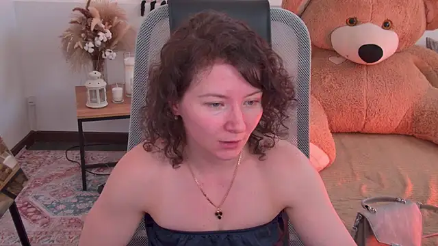 Snapshot of AureliaGleam chatting on May 15, 5:03 am AureliaGleam online show from May 15, 5:03 am