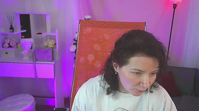 Snapshot of AureliaGleam chatting on May 16, 8:00 am AureliaGleam online show from May 16, 8:00 am