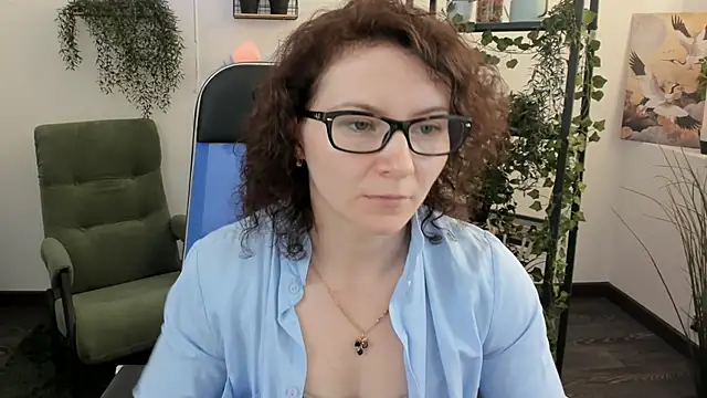 Snapshot of AureliaGleam chatting on May 18, 1:45 am AureliaGleam online show from May 18, 1:45 am